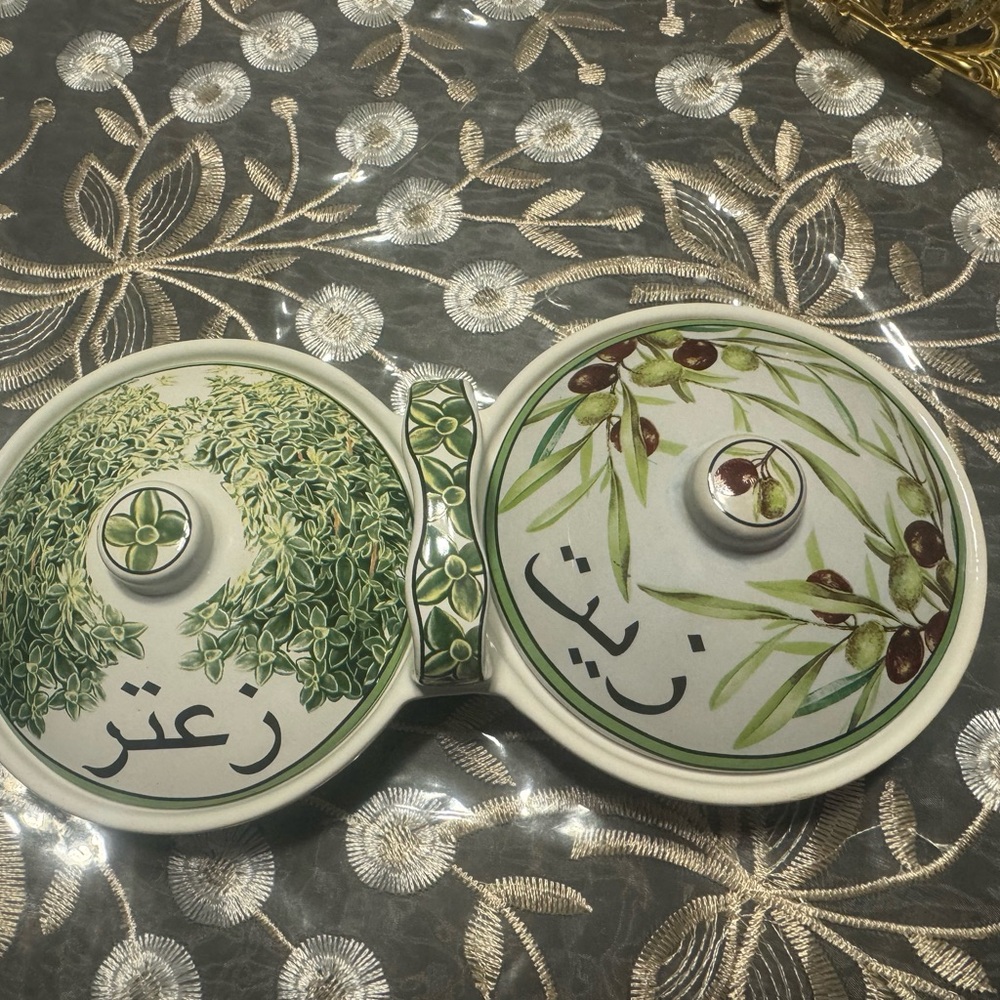 Palestinian Ceramic Bowl Zeit w Zaatar
With Handle